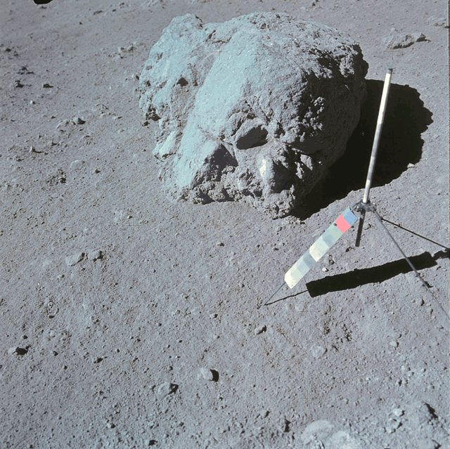 Photo prise lors de la mission Apollo 15. Saturation légérement retouchée. On notera la nuance verte.